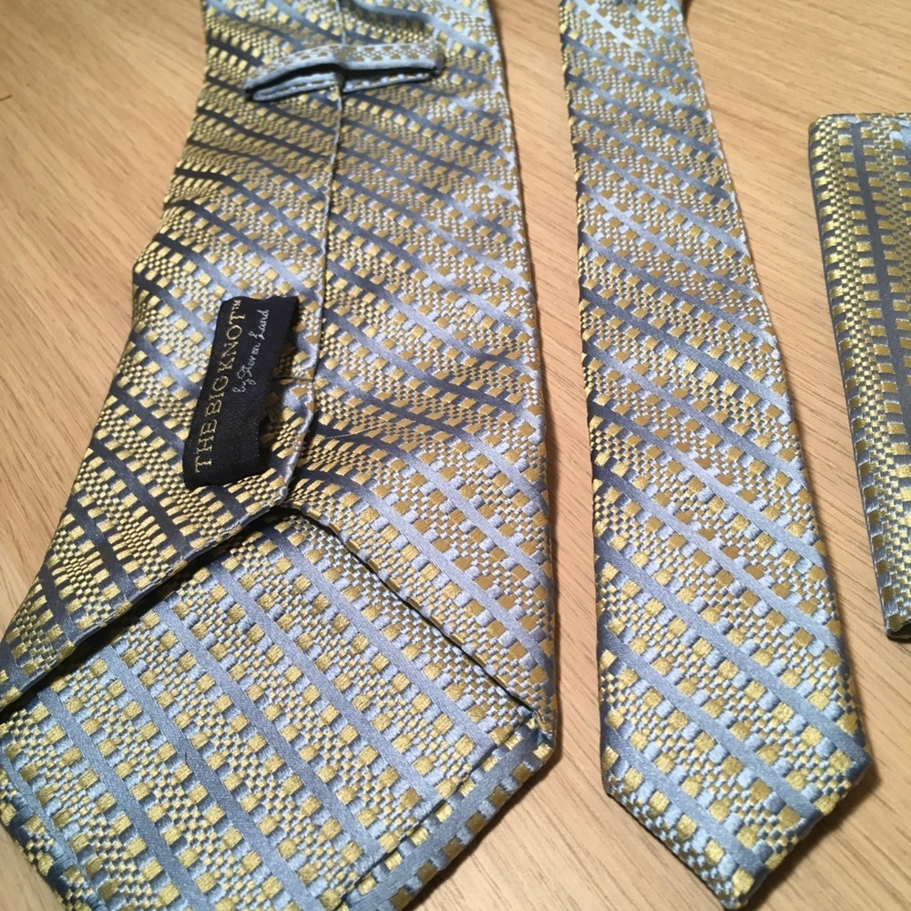Men’s Tie and Handkerchief Set